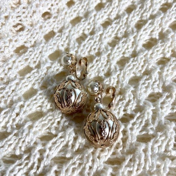 3 for $30 vintage double pearl earring ear clips with gold detailing - Picture 1 of 7